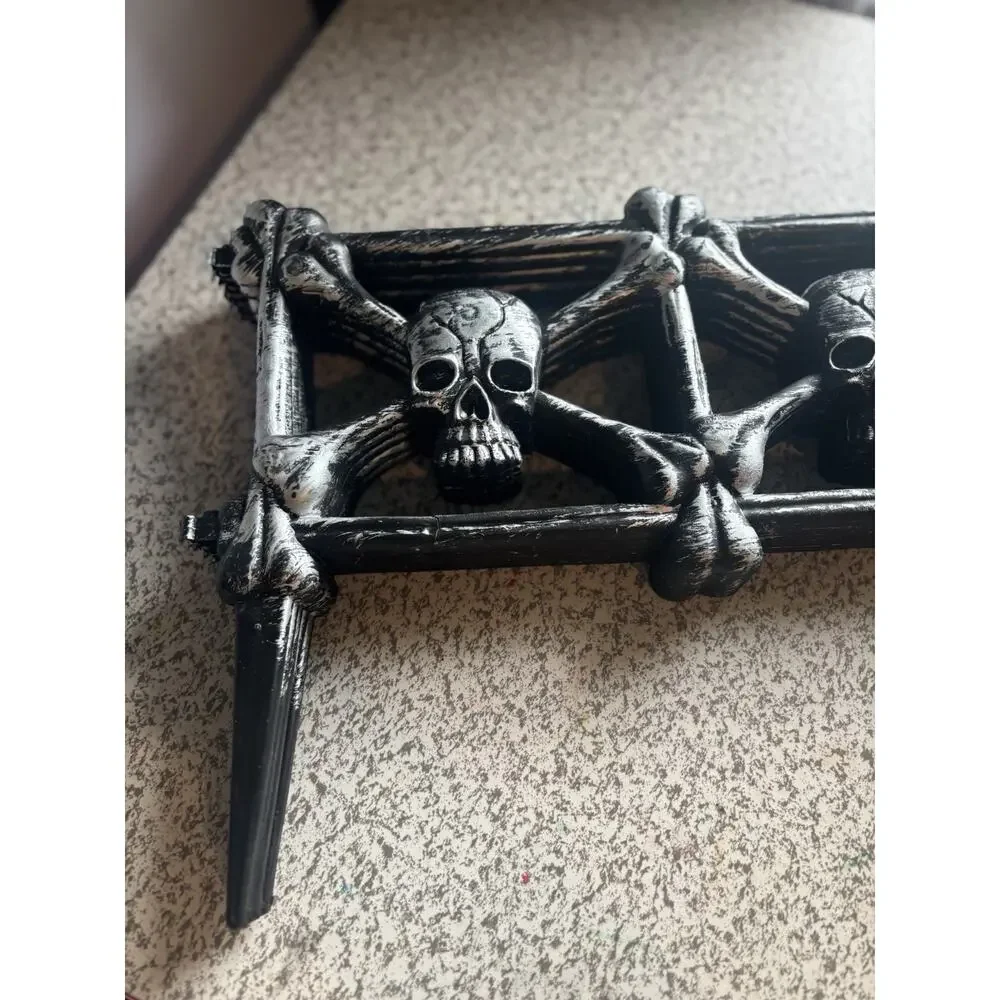 Halloween Creepy Graveyard Skull Set Of 5 Silver Black Fence Panels & 6ft Chain